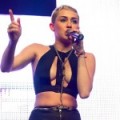 Une stripteaseuse au concert de Miley !